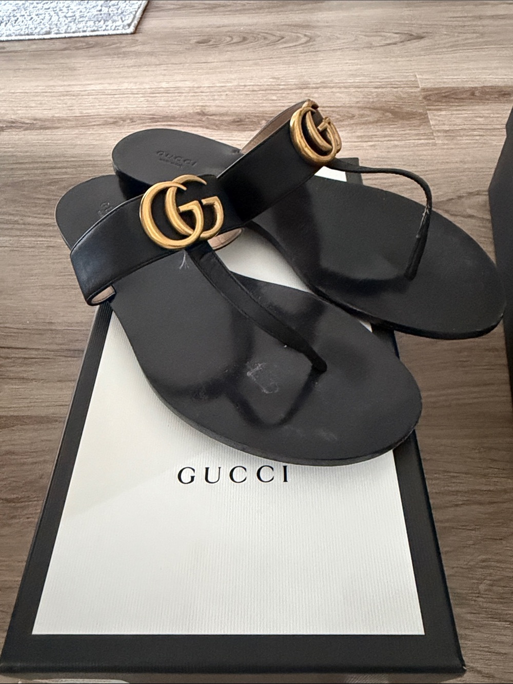 Gucci Black Leather Thong Sandals with Gold Double G - Picture 2 of 6